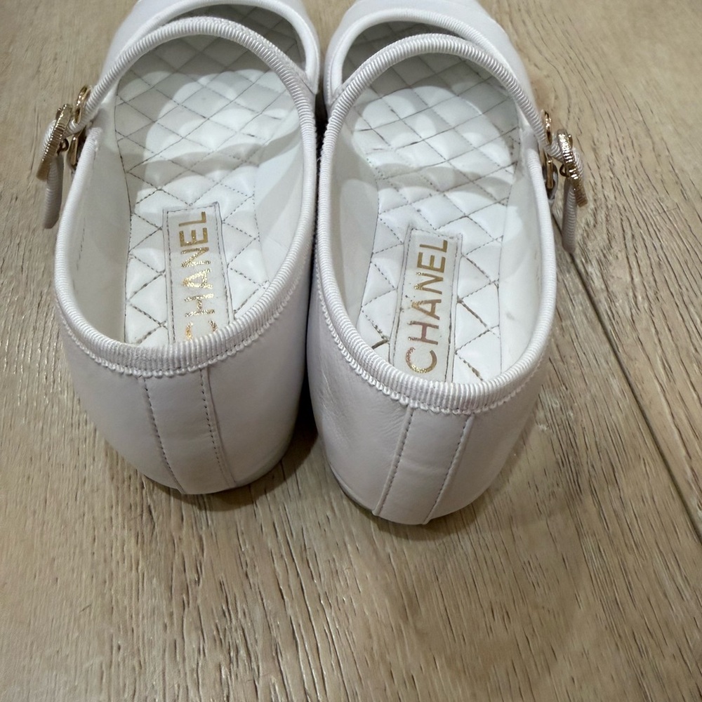 CHANEL White Quilted CC Logo Mary Jane Kids Shoes - Picture 4 of 7